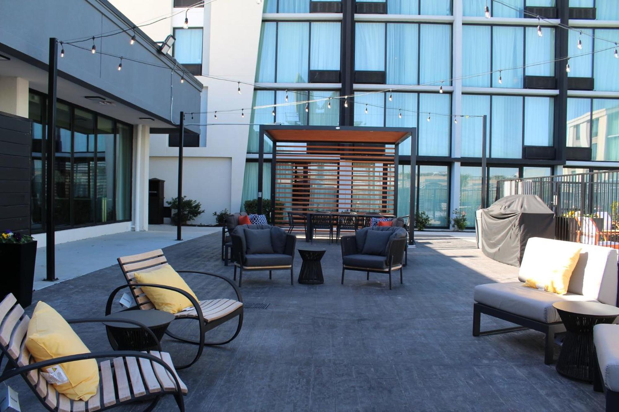 Holiday Inn Dallas Market Ctr Love Field By Ihg Exterior photo