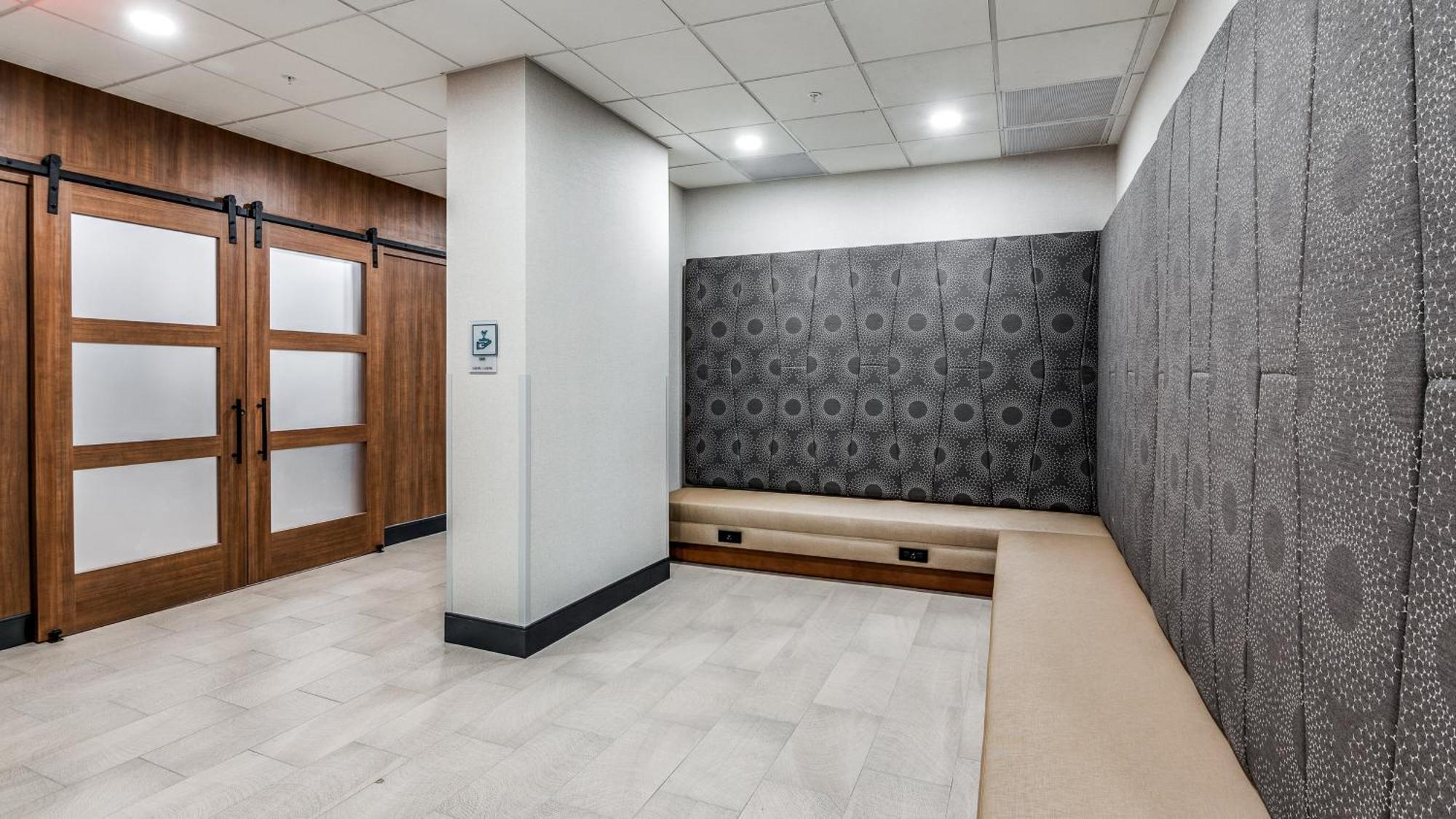 Holiday Inn Dallas Market Ctr Love Field By Ihg Exterior photo